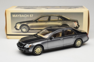 Maybach 57 SWB Caspian Black Himalayas Grey AUTOart 1:18 76151 Kov – obrázek 9 z 9