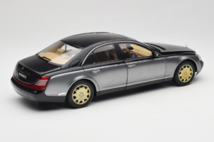 Maybach 57 SWB Caspian Black Himalayas Grey AUTOart 1:18 76151 Kov – obrázek 3 z 9
