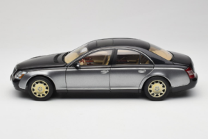 Maybach 57 SWB Caspian Black Himalayas Grey AUTOart 1:18 76151 Kov – obrázek 4 z 9