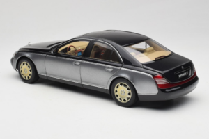 Maybach 57 SWB Caspian Black Himalayas Grey AUTOart 1:18 76151 Kov – obrázek 7 z 9