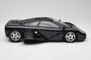 McLaren F1 Dark Blue Metallic Minichamps 1:12 530133128 Kov – obrázek 4 z 9