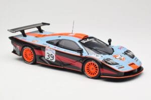 McLaren F1 GTR #39 Gulf R. Bellm / A. Gilbert / M. Sekiya 24 Hours of Le Mans 1997 UT Models 1:18 39725 Kov – obrázek 6 z 8
