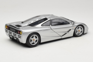 McLaren F1 Stříbrný UT Models 1:18 530133180-R1 Kov – obrázek 3 z 8