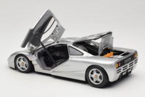 McLaren F1 Stříbrný UT Models 1:18 530133180-R1 Kov – obrázek 5 z 8