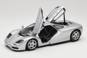 McLaren F1 Stříbrný UT Models 1:18 530133180 Kov – obrázek 2 z 8