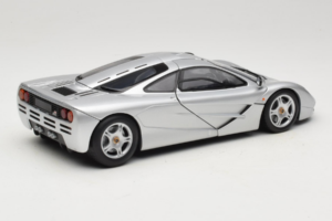McLaren F1 Stříbrný UT Models 1:18 530133180 Kov – obrázek 3 z 8