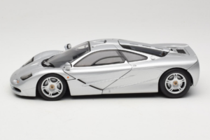 McLaren F1 Stříbrný UT Models 1:18 530133180 Kov – obrázek 4 z 8