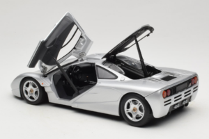 McLaren F1 Stříbrný UT Models 1:18 530133180 Kov – obrázek 5 z 8