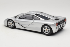McLaren F1 Stříbrný UT Models 1:18 530133180 Kov – obrázek 7 z 8