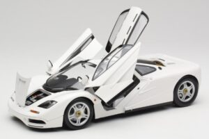 McLaren F1 Bílý Minichamps 1:18 530133424 Kov – obrázek 2 z 8