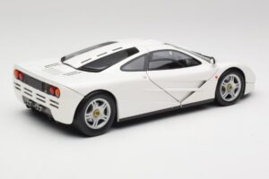 McLaren F1 Bílý Minichamps 1:18 530133424 Kov – obrázek 3 z 8