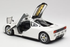 McLaren F1 Bílý Minichamps 1:18 530133424 Kov – obrázek 5 z 8