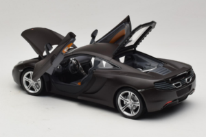 McLaren MP4-12C Matt Black Minichamps 1:18 110133021 Kov – obrázek 5 z 8