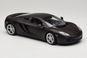 McLaren MP4-12C Matt Black Minichamps 1:18 110133021 Kov – obrázek 6 z 8