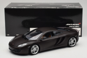McLaren MP4-12C Matt Black Minichamps 1:18 110133021 Kov – obrázek 8 z 8