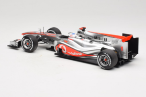 McLaren MP4-25 Mercedes #1 J. Button Vodafone McLaren Showcar F1 2010 Minichamps 1:18 530101801 Kov – obrázek 5 z 7