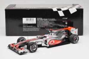McLaren MP4-25 Mercedes #1 J. Button Vodafone McLaren Showcar F1 2010 Minichamps 1:18 530101801 Kov – obrázek 6 z 7
