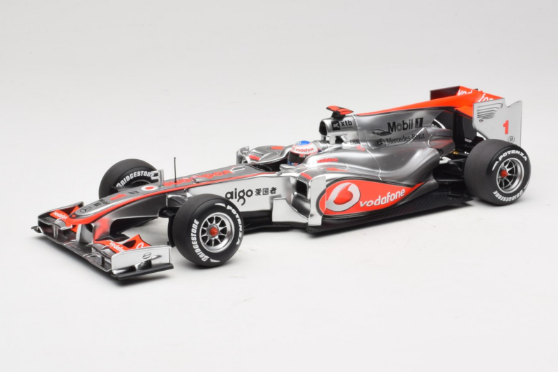 McLaren MP4-25 Mercedes #1 J. Button Vodafone McLaren Showcar F1 2010 Minichamps 1:18 530101801 Kov