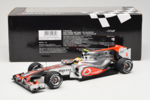 McLaren MP4-25 Mercedes #2 L. Hamilton Vodafone McLaren F1 2010 Minichamps 1:18 530101802 Kov – obrázek 6 z 7