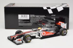 McLaren MP4-26 Mercedes #3 L. Hamilton Vodafone McLaren F1 2011 Minichamps 1:18 530111803 Kov – obrázek 6 z 7