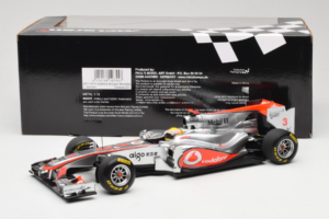 McLaren MP4-26 Mercedes #3 L. Hamilton Vodafone McLaren Showcar F1 2011 Minichamps 1:18 530111873 Kov – obrázek 6 z 7