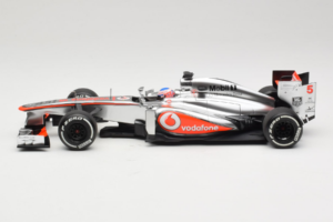 McLaren MP4-28 Mercedes #5 J. Button Vodafone McLaren F1 2013 Minichamps 1:18 530131805 Kov – obrázek 3 z 7