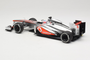 McLaren MP4-28 Mercedes #5 J. Button Vodafone McLaren F1 2013 Minichamps 1:18 530131805 Kov – obrázek 5 z 7