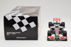 McLaren MP4-28 Mercedes #5 J. Button Vodafone McLaren F1 2013 Minichamps 1:18 530131805 Kov – obrázek 7 z 7
