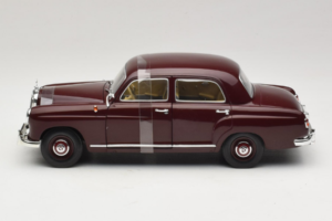 Mercedes 180 Ponton Tmavě Červený Revell 1:18 08876 Kov – obrázek 3 z 6