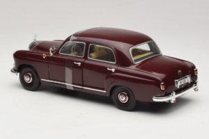 Mercedes 180 Ponton Tmavě Červený Revell 1:18 08876 Kov – obrázek 5 z 6