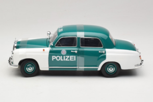 Mercedes 180 Ponton Polizei Revell 1:18 8863 Kov – obrázek 3 z 6