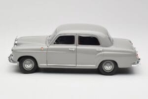 Mercedes 180 W120 Ponton Graphite Grey Revell 1:18 08974 Kov – obrázek 4 z 8