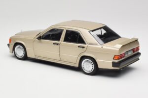 Mercedes 190E W201 2.3-16 Smoke Silver Metallic Norev 1:18 183831 Kov – obrázek 7 z 8