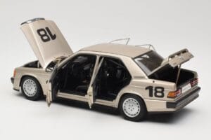 Mercedes 190E 2.3-16 W201 #1 N. Lauda Race of Champions Nurburgring 1984 AUTOart 1:18 88431 Kov – obrázek 5 z 8
