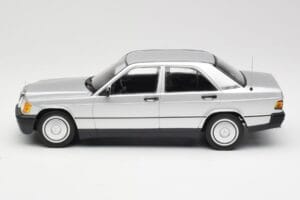 Mercedes 190E W201 Stříbrný Minichamps 1:18 155037004 Kov – obrázek 3 z 6