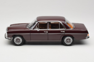Mercedes 200 W115 Tmavě Červenohnědý Norev 1:18 183778 Kov – obrázek 4 z 8