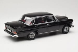 Mercedes 200 W110 Černý Norev 1:18 183574 Kov – obrázek 3 z 8