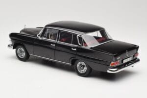 Mercedes 200 W110 Černý Norev 1:18 183574 Kov – obrázek 7 z 8