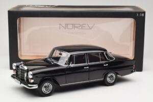 Mercedes 200 W110 Černý Norev 1:18 183574 Kov – obrázek 8 z 8