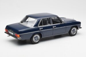 Mercedes 200 W114 Midnight Modrý Edice Dealer Norev 1:18 B66040694 Kov – obrázek 3 z 8