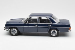 Mercedes 200 W114 Midnight Modrý Edice Dealer Norev 1:18 B66040694 Kov – obrázek 4 z 8