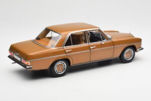 Mercedes 200 W115 Bycane Zlatý Edice Dealer Norev 1:18 B66040665 Kov – obrázek 3 z 8