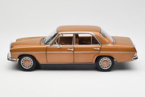 Mercedes 200 W115 Bycane Zlatý Edice Dealer Norev 1:18 B66040665 Kov – obrázek 4 z 8