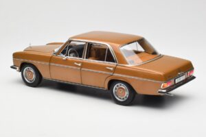 Mercedes 200 W115 Bycane Zlatý Edice Dealer Norev 1:18 B66040665 Kov – obrázek 7 z 8
