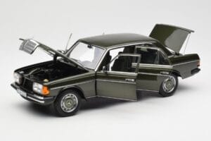 Mercedes 200 W123 Cypress Zelený Metalíza Edice Dealer Norev 1:18 B66040654 Kov – obrázek 2 z 8