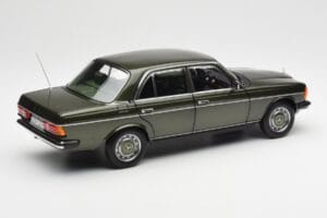 Mercedes 200 W123 Cypress Zelený Metalíza Edice Dealer Norev 1:18 B66040654 Kov – obrázek 3 z 8