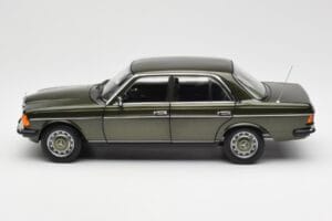 Mercedes 200 W123 Cypress Zelený Metalíza Edice Dealer Norev 1:18 B66040654 Kov – obrázek 4 z 8