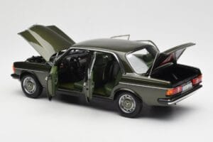 Mercedes 200 W123 Cypress Zelený Metalíza Edice Dealer Norev 1:18 B66040654 Kov – obrázek 5 z 8