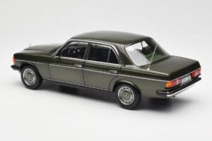 Mercedes 200 W123 Cypress Zelený Metalíza Edice Dealer Norev 1:18 B66040654 Kov – obrázek 7 z 8