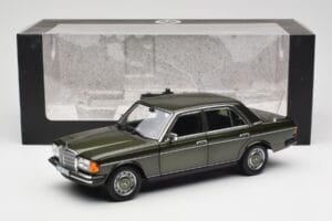 Mercedes 200 W123 Cypress Zelený Metalíza Edice Dealer Norev 1:18 B66040654 Kov – obrázek 8 z 8